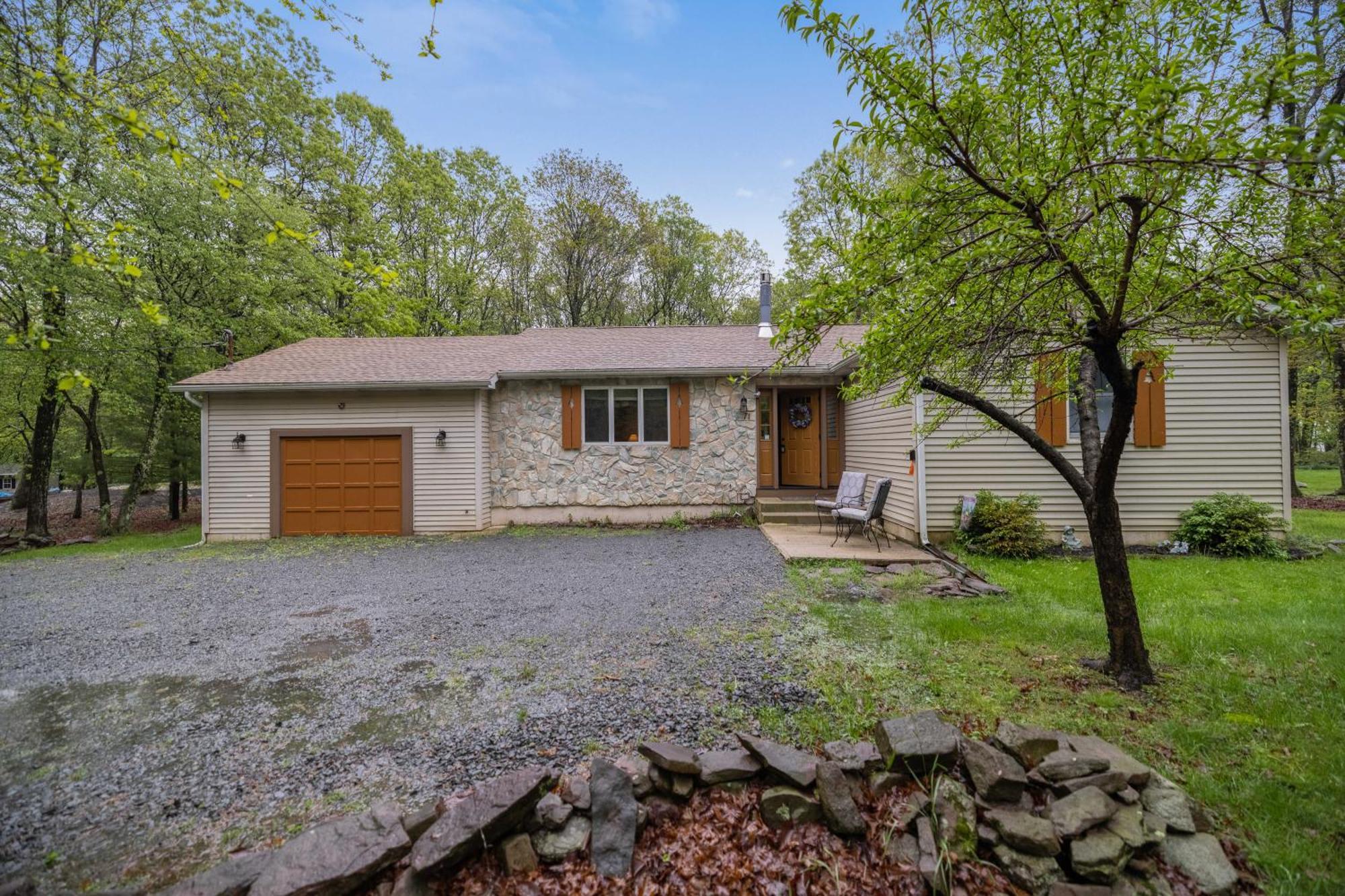 Serenity And Fun All In One In This Cozy Pocono Cabin Jim Thorpe Eksteriør billede